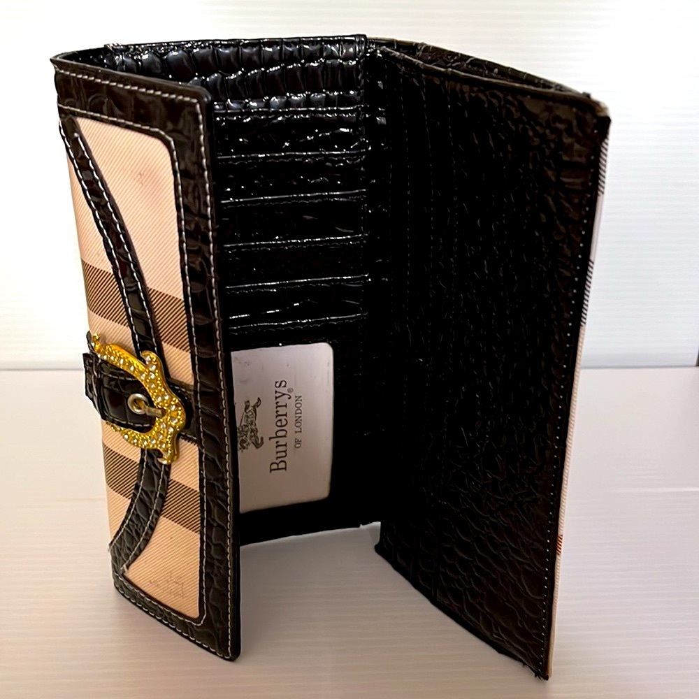 BURBERRY’S OF LONDON. Check Bifold Luxury Vintage Wallet. Patent Leather inside - Picture 1 of 11